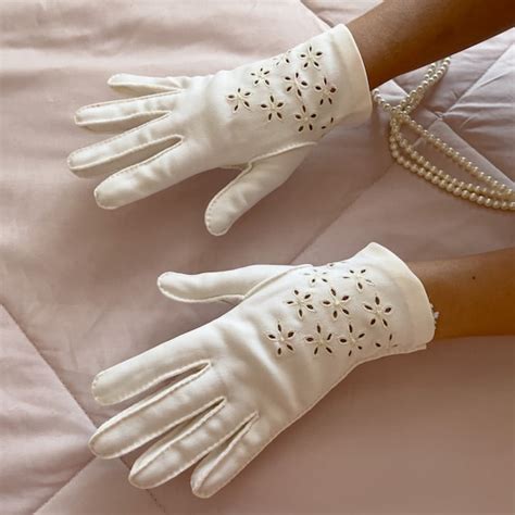 DAINTY GLOVES .
